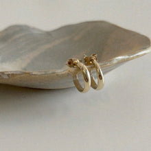 Load image into Gallery viewer, Flo Hoop Earrings