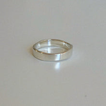 Load image into Gallery viewer, Strand Ring
