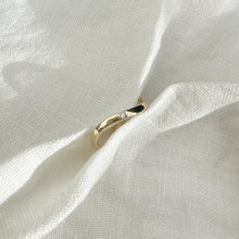 Load image into Gallery viewer, 9ct gold Ripple ring with Ocean Diamond
