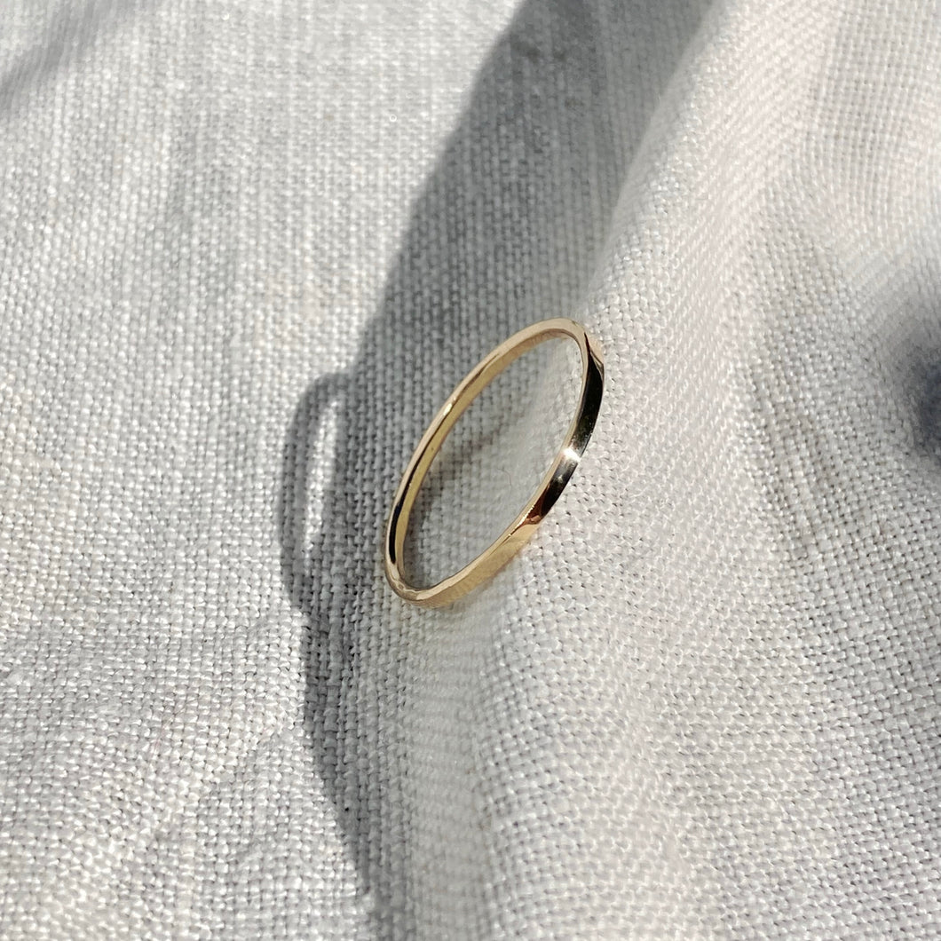 Minimal gold ring band